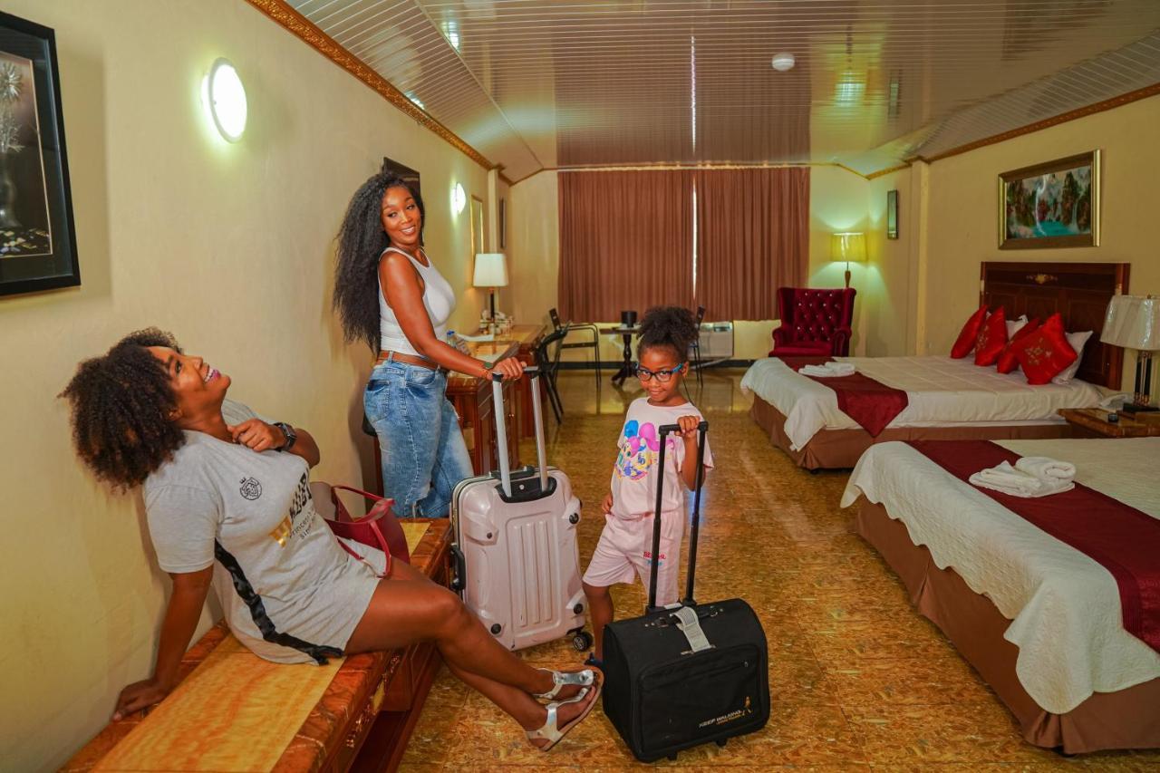 Metro Hotel Couva Exterior foto